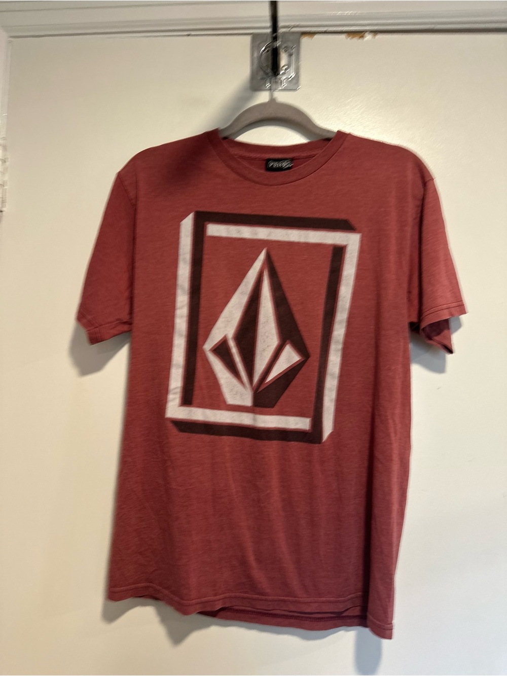 Volcom Y2K Style Sz:M red/maroon short-sleeve crewneck geometric stone logo Tee.